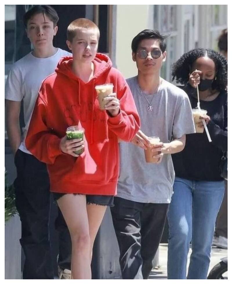 Shiloh, Pax, Zahara y Knox Jolie-Pitt en su salida al vecindario Los Feliz para tomarse un café helado.