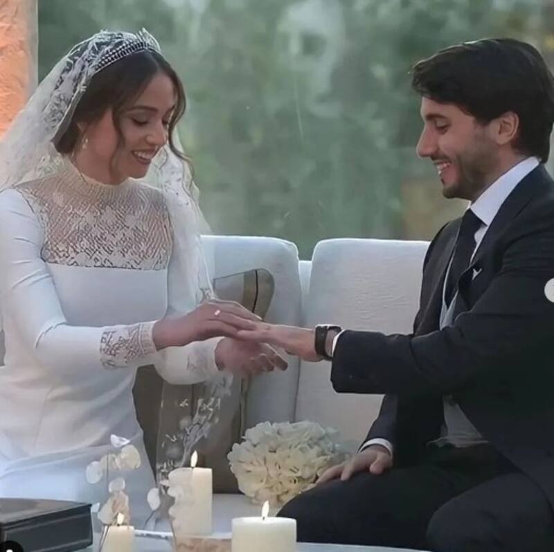 Princesa Iman de Jordania usa corona de diamantes para casarse con acaudalado empresario latino La pareja de novios se casó en Aman - Créditos: Instagram