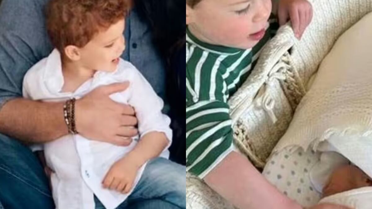 A la izquierda de la foto aparece el príncipe Arche, hijo del príncipe Harry. A la derecha, aparece August, hijo de la princesa Eugenia.