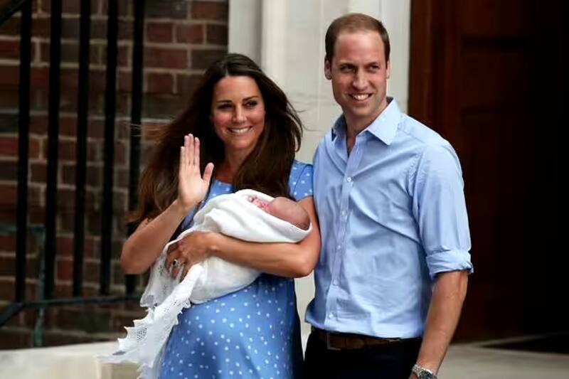 Kate y William presentaban hace una década al recién nacido Príncipe George.
