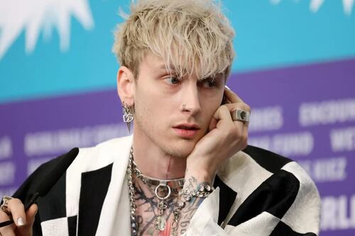Machine Gun Kelly se aleja de Megan Fox al aparecer saliendo con otra mujer