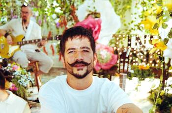 A Camilo le ha tocado cambiar los pañales de Índigo en el camerino y esto opina al respecto