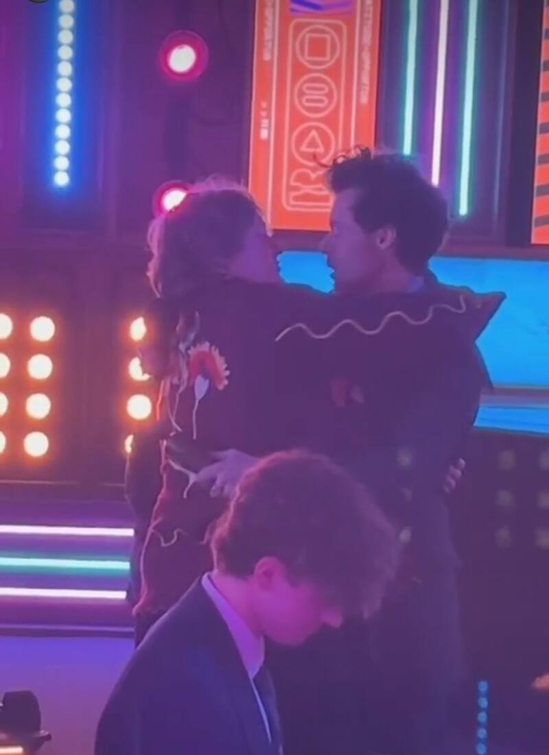 Harry Styles besó a Lewis Capaldi - Créditos: Twitter