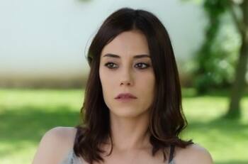 Cansu Dere aparece viva luego de sufrir un accidente que la dejó inmovilizada