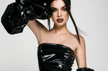 Nadia Ferreira adopta un semblante gótico para su última portada del año