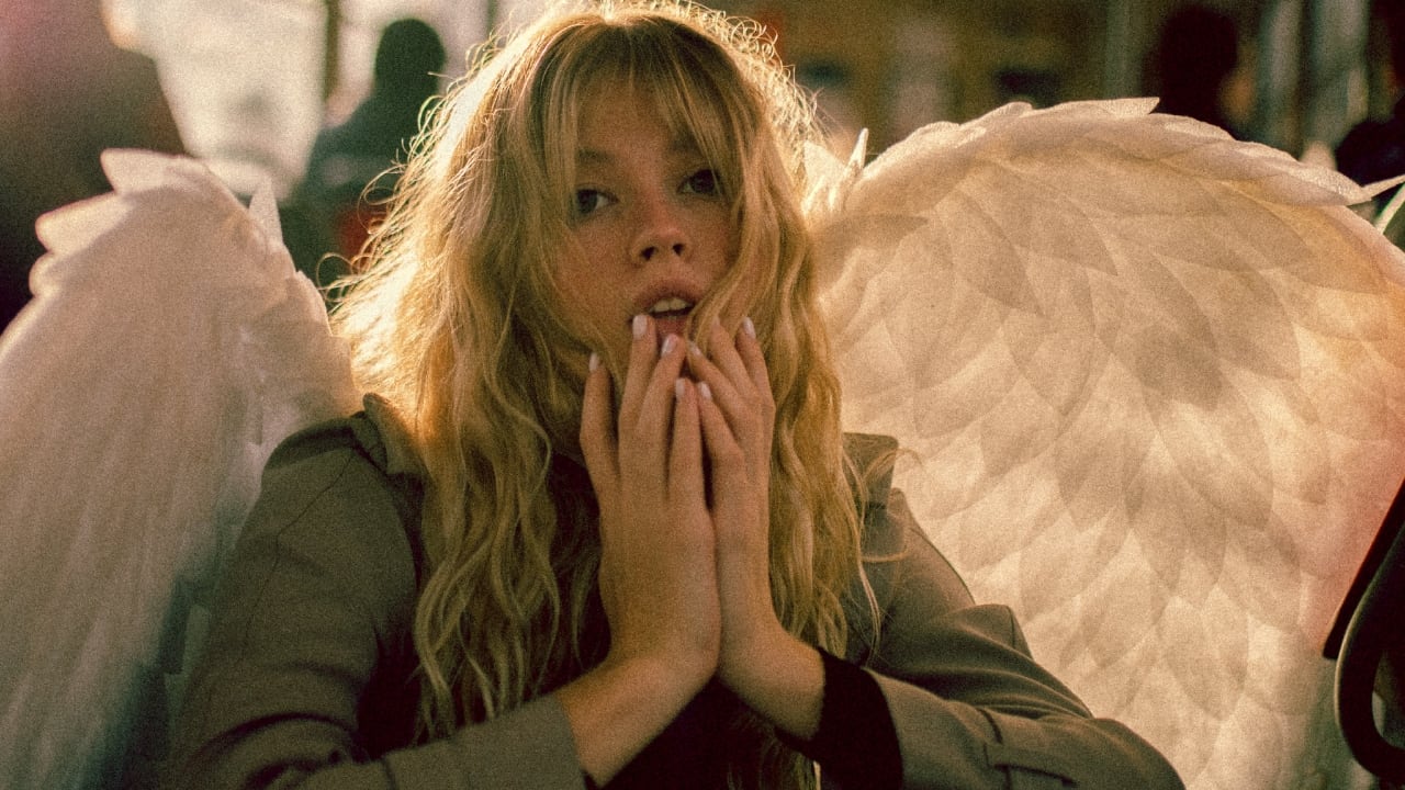 Mujer alada, al interior de una habitación. Parece un ángel.