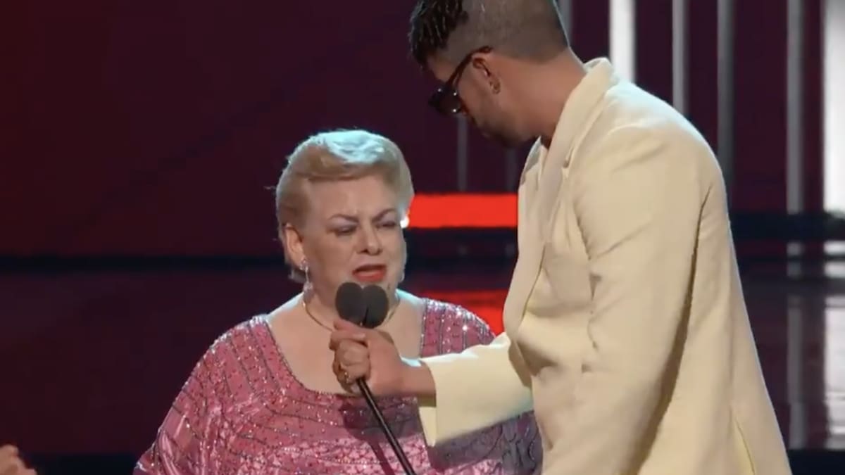 “Eres un inútil”, le dice Paquita la de Barrio a Bad Bunny en los premios Billboard