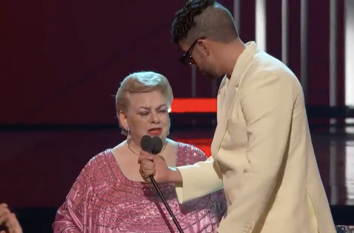 “Eres un inútil”, le dice Paquita la de Barrio a Bad Bunny en los premios Billboard