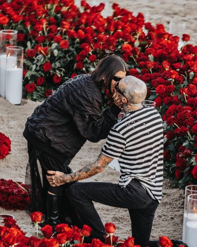 Kourtney Kardashian y Travis Barker La pareja publicó nuevas fotografías de su compromiso - Créditos: Instagram @travisbarker