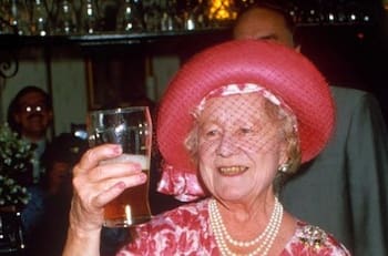 A la madre de la reina Isabel II le gustaba beber con frecuencia, asegura un experto