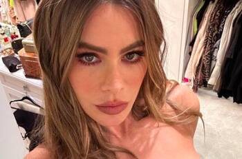 Sofía Vergara se quita el frío en la playa y presume diminuta cintura