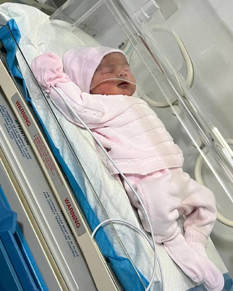 Anuel mostró a la pequeña niña en una historia de Instagram