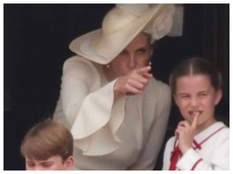 Sofía de Edimburgo regaña a la princesa Charlotte durante el Trooping the Colour.