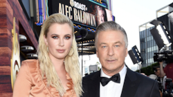 Hija de Alec Baldwin presume sus 6 meses de embarazo en bikini en medio de los problemas de su papá