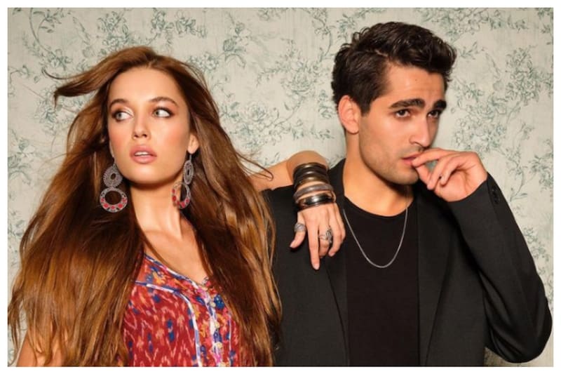 La actriz Afra Saraçoğlu y el actor Mert Ramazan, protagonistas del suceso televisivo Yalı Çapkını, viven su propia historia de amor.