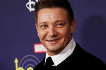 Jeremy Renner tendrá lenta rehabilitación de sus piernas tras sufrir lesiones ortopédicas