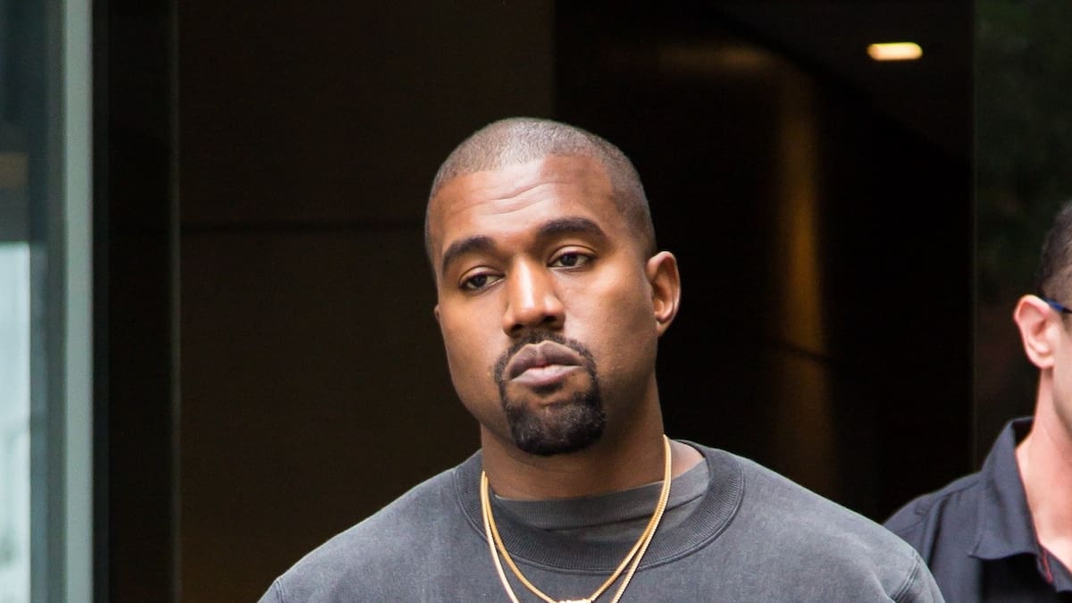 Kanye West es señalado de "demente" por "atar y enterrar" a Pete Davidson en su nuevo video