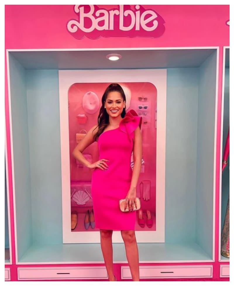 La modelo no pudo ocultar su fanatismo por la muñeca ícono de una particular óptica del mundo femenino.