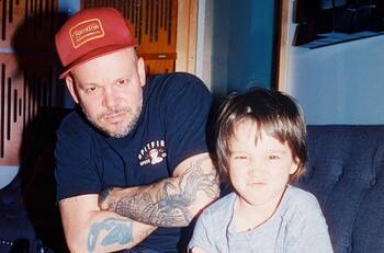 Hijo de Residente queda sin habla cuando su padre lo lleva donde un ídolo