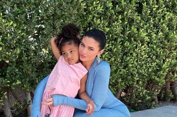 Stormi roba miradas en una foto inédita de la boda de Travis y Kourtney y causa furor