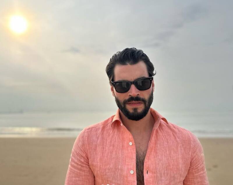 El admirado protagonista de Hercai, Akin Akinözü, es ahora el rostro de una compañía rusa de contenidos digitales.