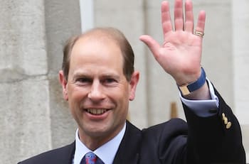 La razón por la que el nuevo duque de Edimburgo no da la mano al público