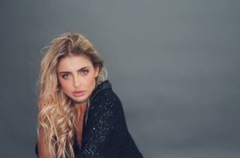 Michelle Renaud ya no esconde su amor por Osvaldo Benavides y lo felicita