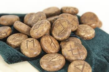 Runas de atracción: el secreto rúnico para convertirte en un imán de amor y dinero