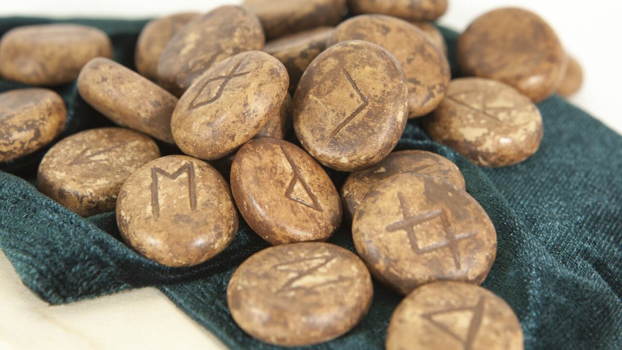 Un saco de runas de cerámica cayendo