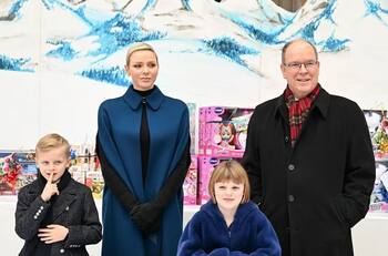 Alberto de Mónaco y su familia posan para postal de Navidad mientras recuerda a sus padres
