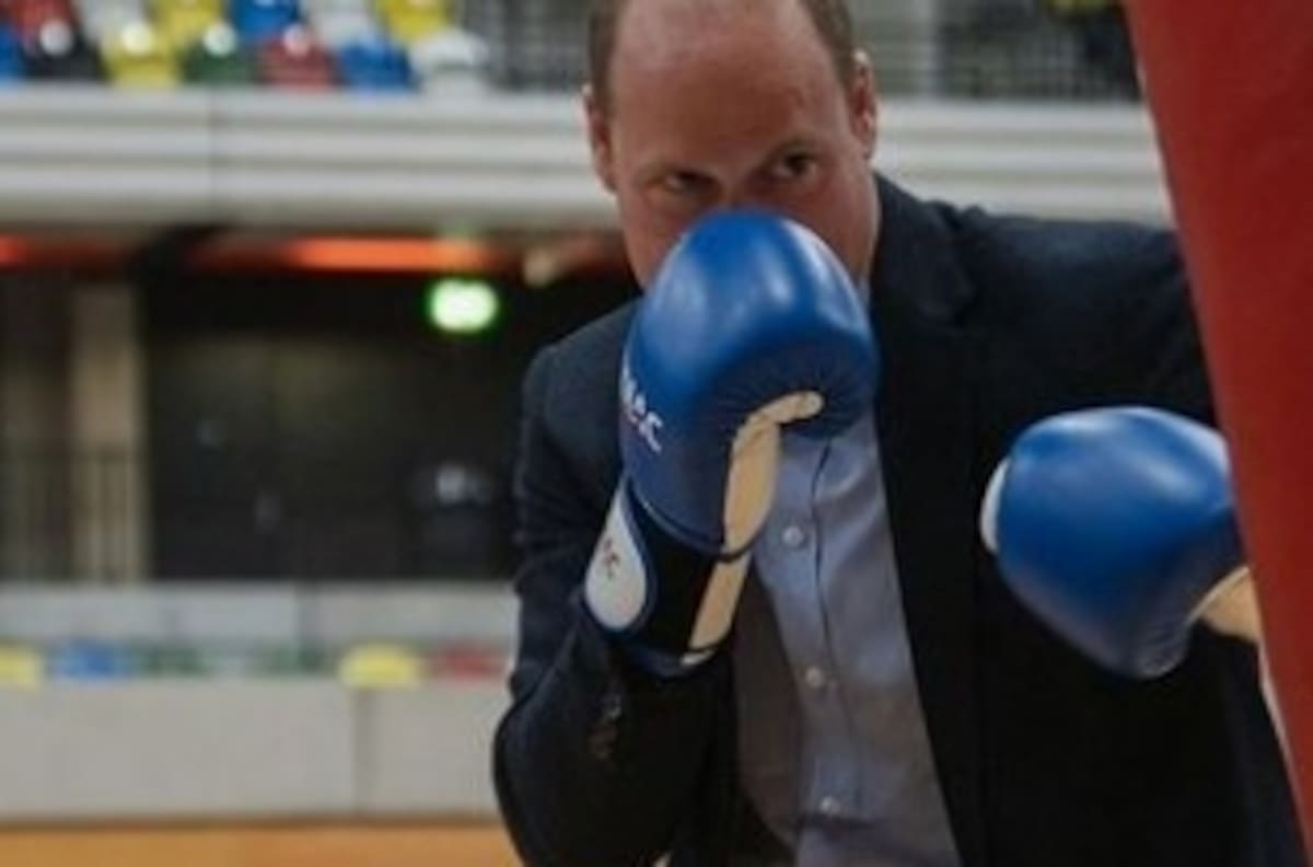 Príncipe William inaugura club de boxeo y muestra su habilidad con los puños