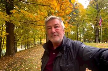 Alec Baldwin recuerda a la fotógrafa que mató por accidente hace un año en el set de película Rust