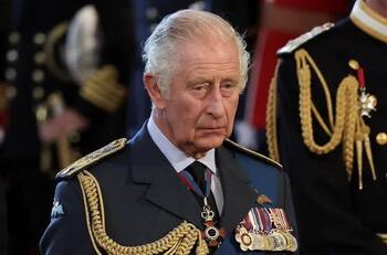 Rey Carlos III hará un inédito quiebre de look el día de su coronación