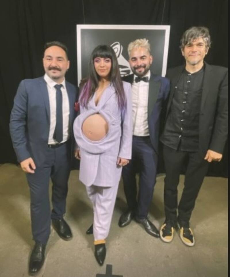 Mon Laferte explica por qué fue tan especial su Grammy al "Mejor Album Cantautor" Mon laferte y su equipo - Créditos: Instagram