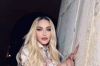 Madonna comienza los festejos de sus 64 años con polémicos besos a dos mujeres