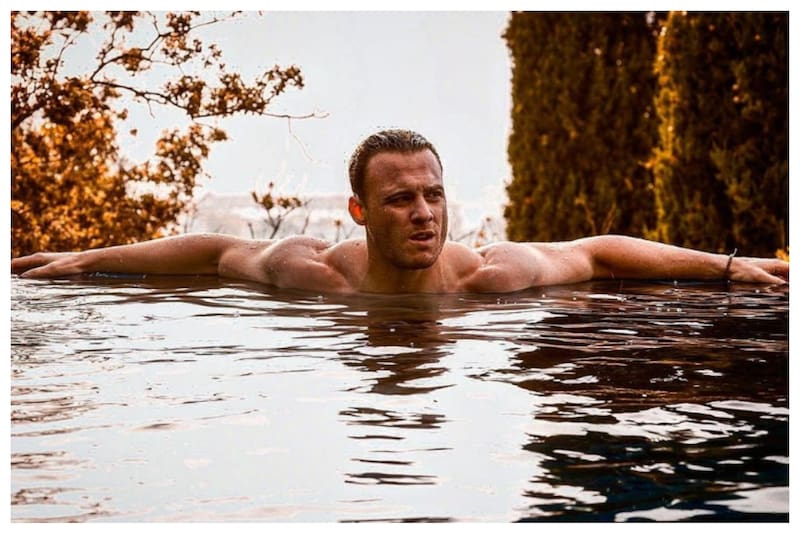 Para Kerem Bürsin, Ya Çok Seversen (Te amo mucho) ofrece un muy buen guion, entre comedia y drama, y es una buena opción para retornar a Turquía.