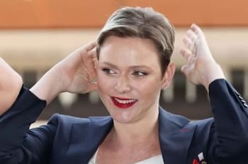 Princesa Charlene de Mónaco baila al ritmo de Macarena descollando por su gracia y estilo