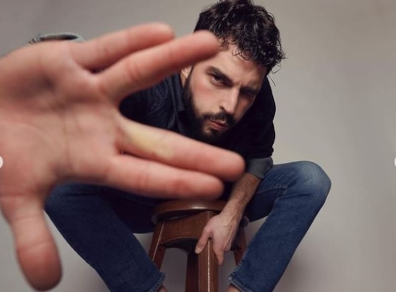 Akin Akinözü revela la ciudad y los tipos de actores que admira - Créditos: Instagram