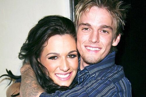 Hermana gemela de Aaron Carter entrega doloroso testimonio en el día de su cumpleaños