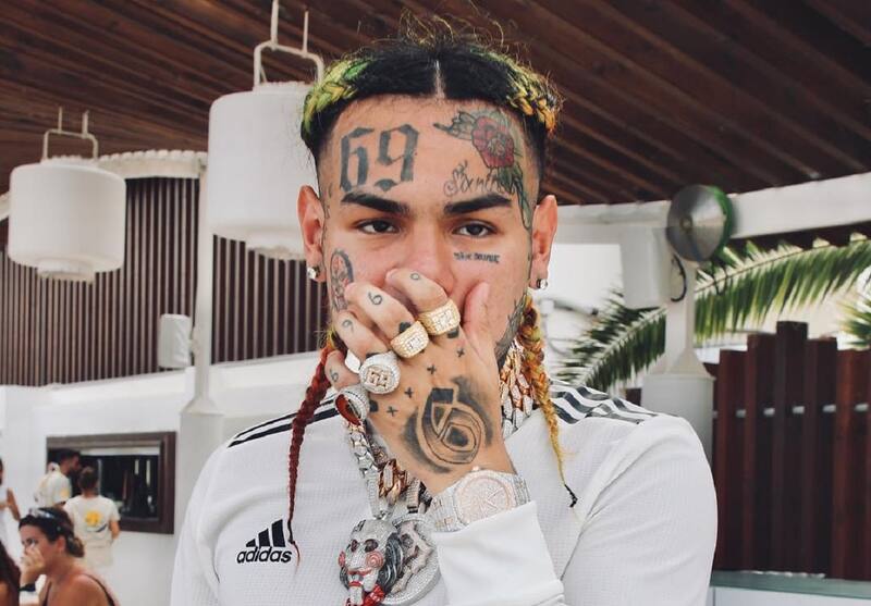 Tekashi 6ix9ine El rapero fue agredido tras salir del sauna. - Créditos: Instagram
