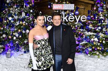 Nieve y arbolitos de navidad, así fue la premiere de 'Hawkeye' en Londres