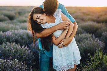 ¿Qué significa que te abracen por la espalda?