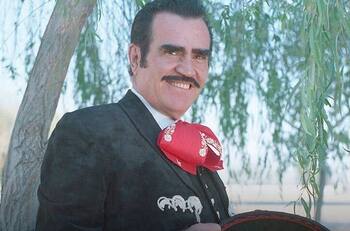 Televisa y Univisión dicen ser víctimas de "censura" por bioserie de Vicente Fernández