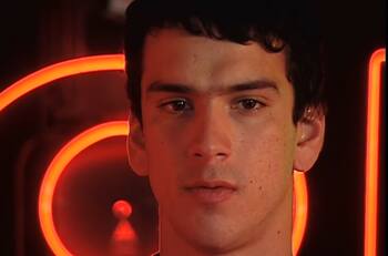 La nueva vida de Íñigo Urrutia manteniendo jardines en el sur de Chile