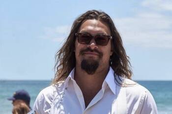 Jason Momoa sufre mientras se realiza un radical cambia de look y pide ayuda a sus fans