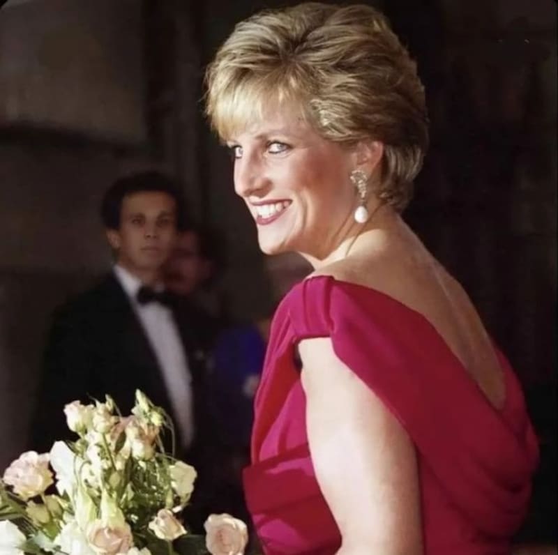 lady Di pasó a la historia por su outfit en la Gala Met de 1996 - Créditos: Instagram