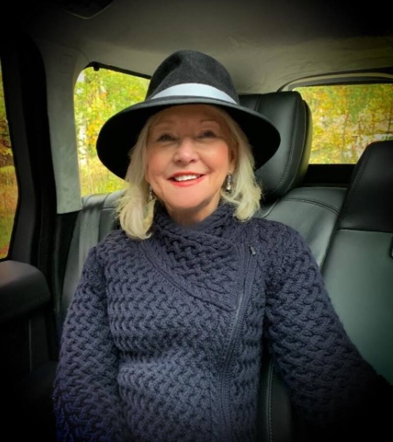 Realeza humilla y margina a quien fuera la mano derecha de la reina Isabel II La asistente debió salir de la casa que le cedió Isabel II - Créditos: Instagram