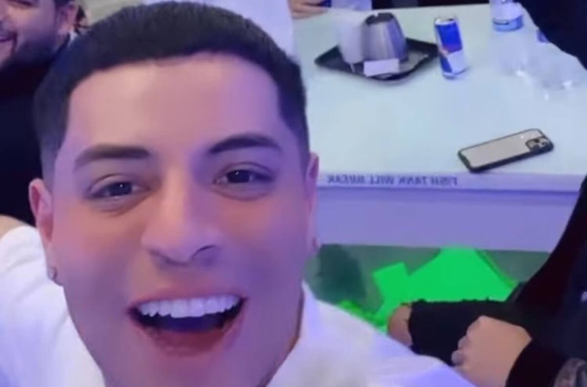 Eduin Caz, de Grupo Firme, se alista para su presentación en Premio Lo Nuestro