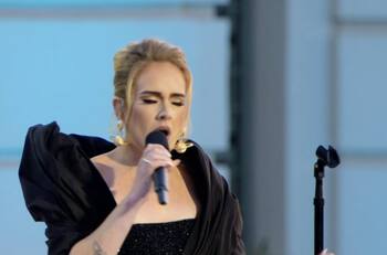 Adele muestra su tatuaje secreto mientras va a cenar con Rich Paul