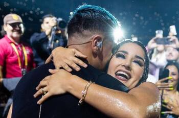 Vocalista de Grupo Firme le desea lo mejor a su esposa tras arrojarle litros de diversas bebidas